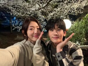 Park Shin-hye Instagram - 엉엉 울어서 불어터진 우동가락 같은 퉁퉁 부은 나의 눈두덩이🤣
그리고 옆에 울어도 잘생긴 정우😎
#닥터슬럼프