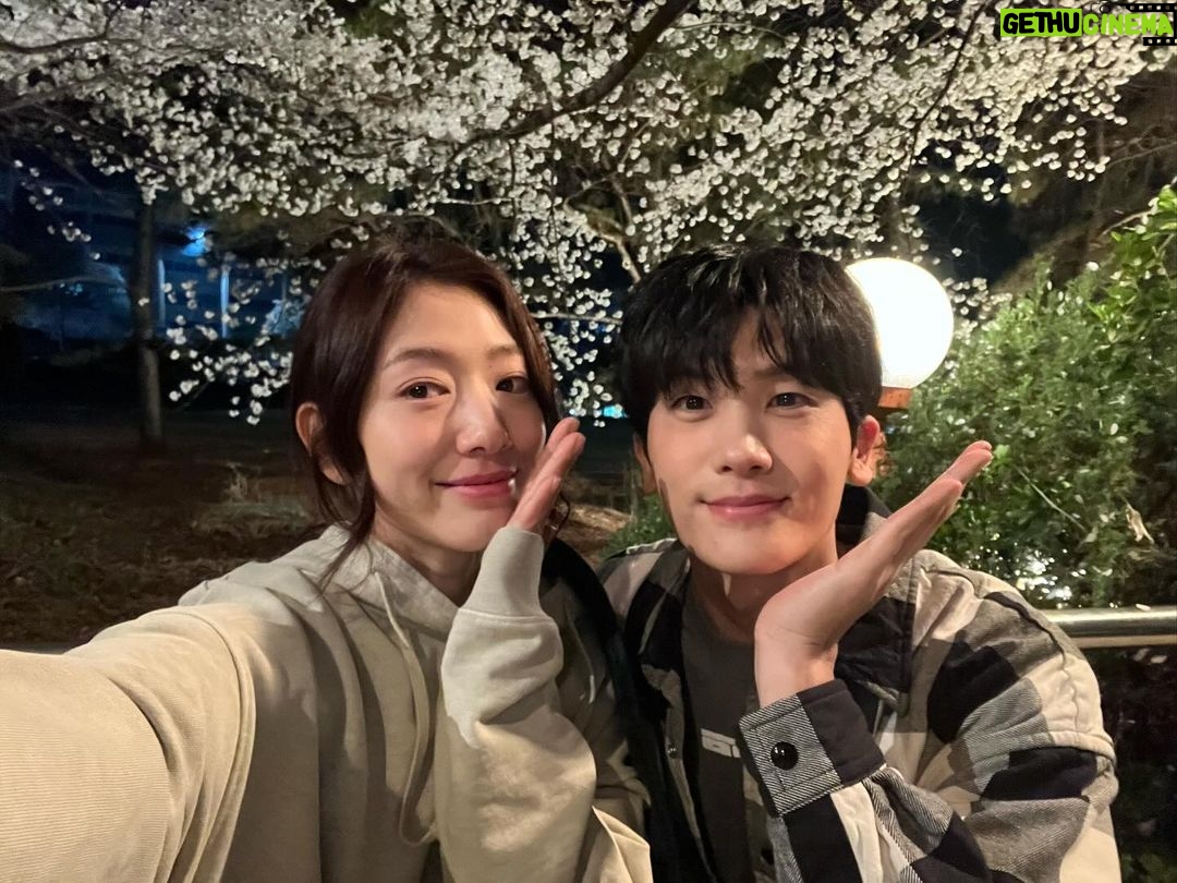 Park Shin-hye - 1.3 Million Likes - 엉엉 울어서 불어터진 우동가락 같은 퉁퉁 부은 나의 눈두덩이🤣
그리고 옆에 울어도 잘생긴 정우😎
#닥터슬럼프