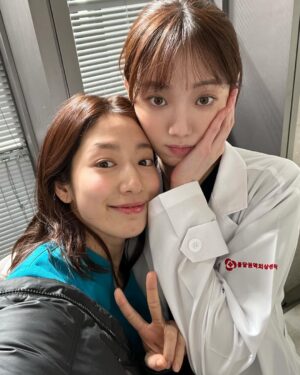 Park Shin-hye Instagram - 저기.. 은재쌤.. 키 너무 크신거 아니냐구요..ㅇㅅㅇ;;
세트장에서 만난 돌담병원 차은재쌤 쿄쿄 
작년 3월 사진을 이제서야 올려본다는.. 
#서우랑혜정이아니고
#차은재와남하늘
이히히히히