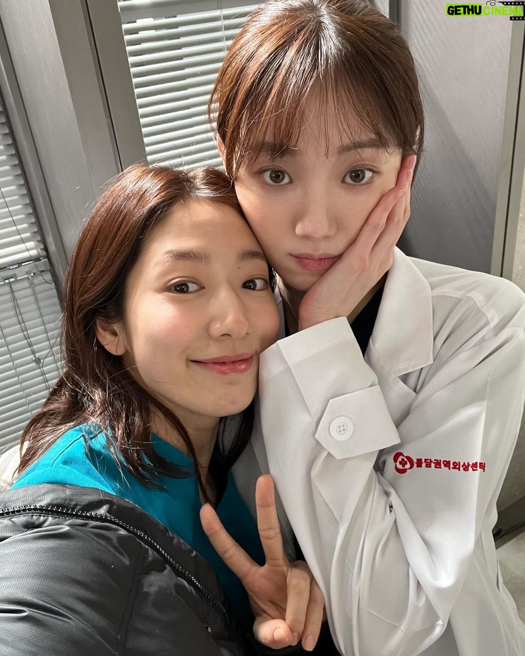 Park Shin-hye - 2.5 Million Likes - 저기.. 은재쌤.. 키 너무 크신거 아니냐구요..ㅇㅅㅇ;;
세트장에서 만난 돌담병원 차은재쌤 쿄쿄
작년 3월 사진을 이제서야 올려본다는..
#서우랑혜정이아니고
#차은재와남하늘
이히히히히