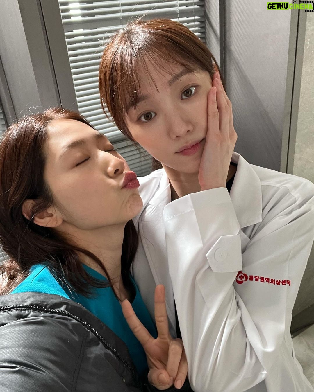 Park Shin-hye - 2.5 Million Likes - 저기.. 은재쌤.. 키 너무 크신거 아니냐구요..ㅇㅅㅇ;;
세트장에서 만난 돌담병원 차은재쌤 쿄쿄
작년 3월 사진을 이제서야 올려본다는..
#서우랑혜정이아니고
#차은재와남하늘
이히히히히