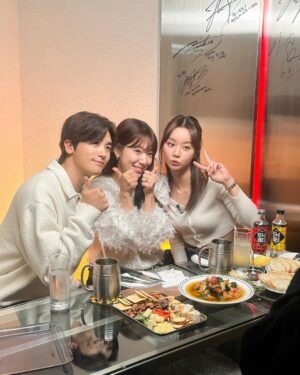 Park Shin-hye Instagram - 메모리카드가 부족해서 촬영을 종료했던... 혤‘s 클럽❣️ ㅋㅋ 
오늘!!!!! 10시30분!!!
닥터슬럼프 3화 방송!!!!