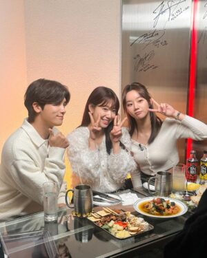 Park Shin-hye Instagram - 메모리카드가 부족해서 촬영을 종료했던... 혤‘s 클럽❣️ ㅋㅋ 
오늘!!!!! 10시30분!!!
닥터슬럼프 3화 방송!!!!