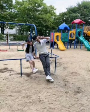 Park So-yi Instagram - 8살 때도 만났었던 서하!!
까치발까치발
#이번생도잘부탁해 #이생잘
#문서하 #반지음
@bohyunahn