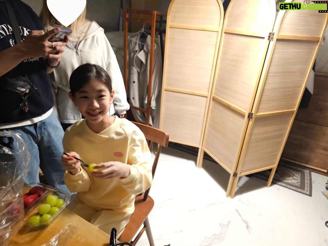 Park So-yi Instagram - 소이 현장교복 ㅎ . . (다인언니 과일 고마워요 ㅠㅠ) . #탑텐키즈 #예쁘다💕 @topten10kids_official