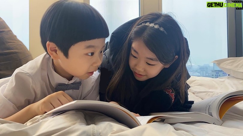 Park So-yi Instagram - 우리 준이랑 #스위치 @lotteent.movie @hivemedia_corp