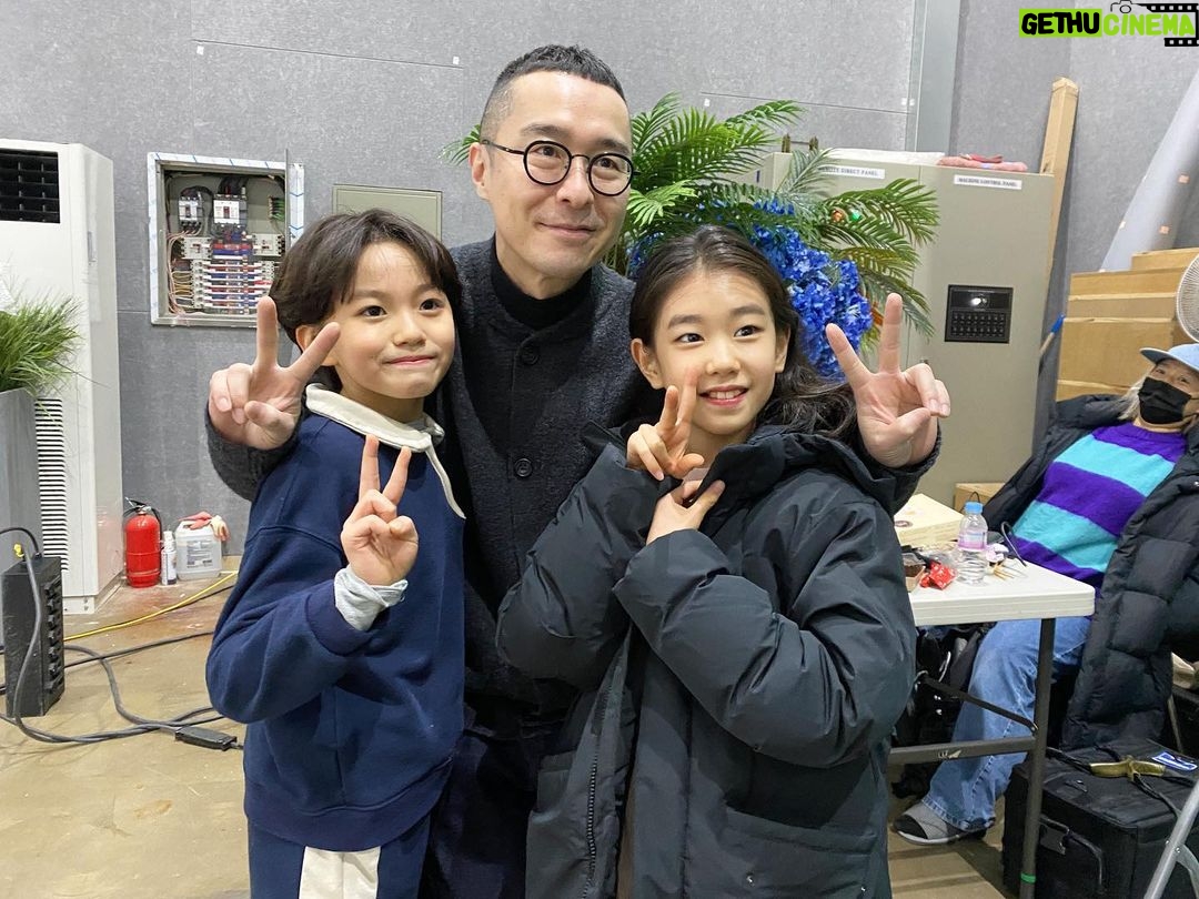 Park So-yi Instagram - @topten10kids_official #탑텐촬영 #김준의 #박소이 #귀여운둘 #탑텐패딩