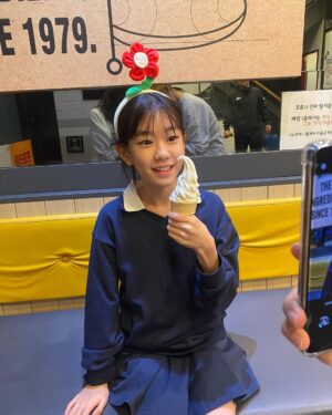 Park So-yi Instagram - 무대인사 후엔 아이스크림 #ad #탑텐키즈
@topten10kids_official
#천박사퇴마연구소