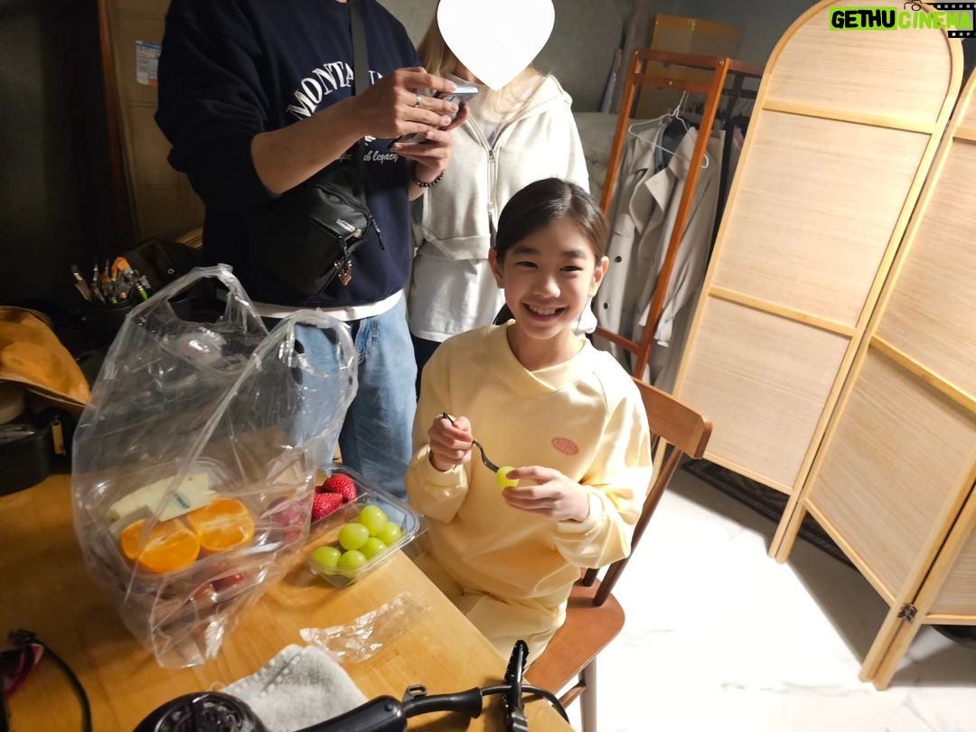 Park So-yi Instagram - 소이 현장교복 ㅎ . . (다인언니 과일 고마워요 ㅠㅠ) . #탑텐키즈 #예쁘다💕 @topten10kids_official