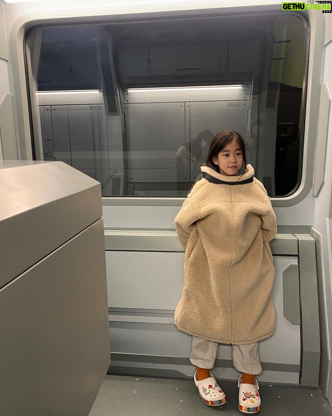Park So-yi Instagram - #정이 #Jung_E @netflixkr #감사합니다