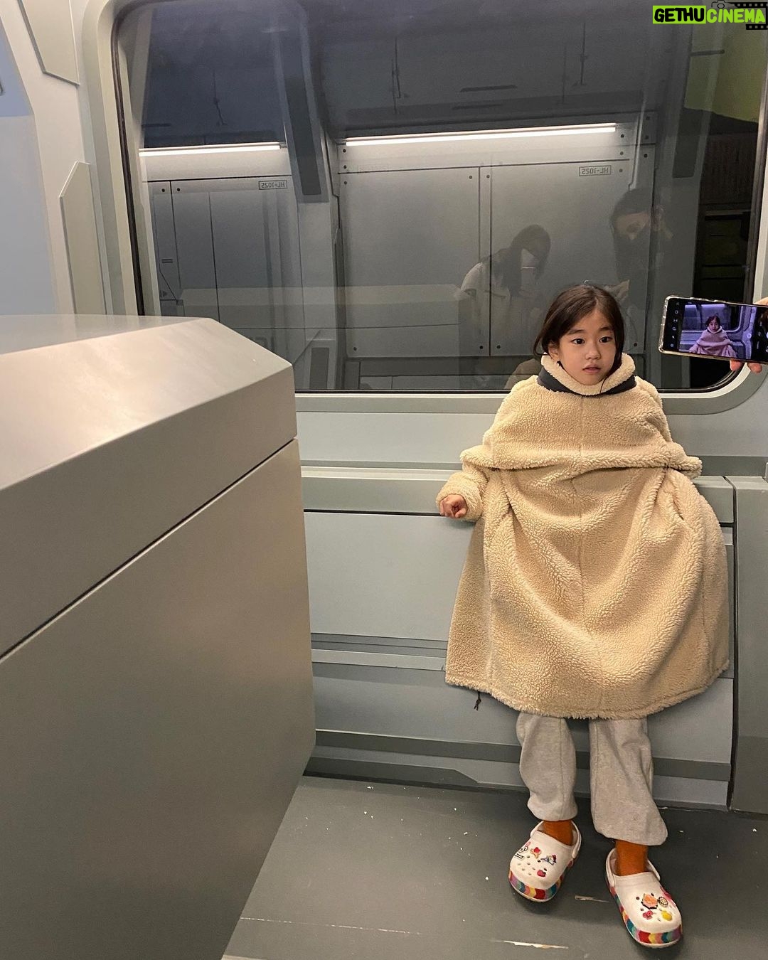 Park So-yi Instagram - #정이 #Jung_E @netflixkr #감사합니다