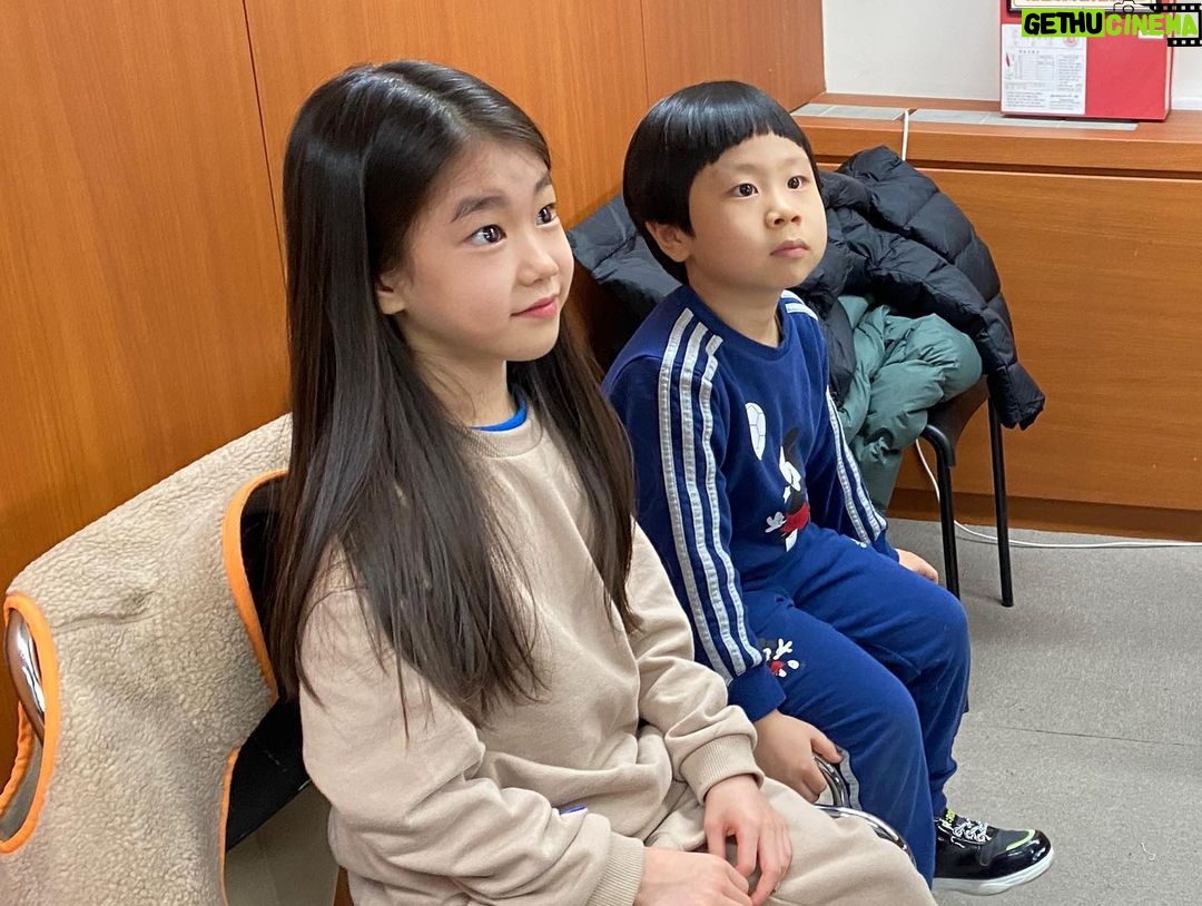 Park So-yi Instagram - #스위치 #새해영화 #로로남매 @lotteent.movie @hivemedia_corp #내일도무대인사합니다❤️ #보러오세요❤️ #준인왜이렇게귀여운걸까