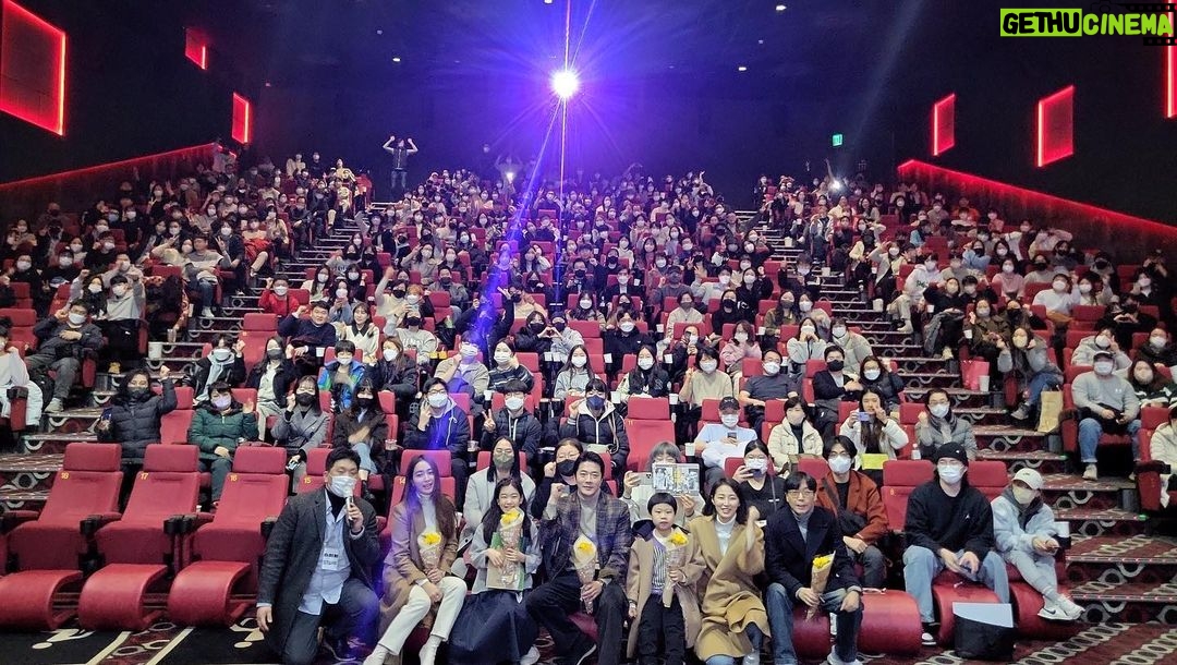 Park So-yi Instagram - 무대인사에 와주셔서 감사합니다💛 #스위치 #영화스위치 #절찬상영중 @lotteent.movie @hivemedia_corp #마대윤감독님 #권상우 #오정세 #이민정 #박소이 #김준