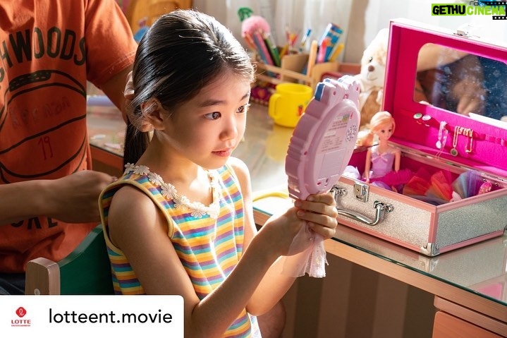 Park So-yi Instagram - Posted @withrepost • @lotteent.movie 아뿔싸💥 넘넘 귀여워서💖 벽을🧱 뿌셔버려따🤛원룸이되어버려따🏠 에서 우주최강뽀짝귀염둥이사랑둥이 역의 #박소이 & #김준 로로남매 인사드립니다🙇♀🙇♂ #스위치 #권상우 #오정세 #이민정 #박소이 #김준 #1월4일대개봉