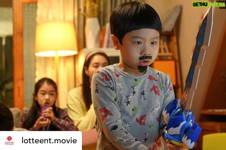 Park So-yi Instagram - Posted @withrepost • @lotteent.movie 아뿔싸💥 넘넘 귀여워서💖 벽을🧱 뿌셔버려따🤛원룸이되어버려따🏠 에서 우주최강뽀짝귀염둥이사랑둥이 역의 #박소이 & #김준 로로남매 인사드립니다🙇♀🙇♂ #스위치 #권상우 #오정세 #이민정 #박소이 #김준 #1월4일대개봉
