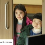 Park So-yi Instagram - Posted @withrepost • @lotteent.movie 아뿔싸💥 넘넘 귀여워서💖 벽을🧱 뿌셔버려따🤛원룸이되어버려따🏠 에서 우주최강뽀짝귀염둥이사랑둥이 역의 #박소이 & #김준 로로남매 인사드립니다🙇‍♀🙇‍♂ #스위치 #권상우 #오정세 #이민정 #박소이 #김준 #1월4일대개봉