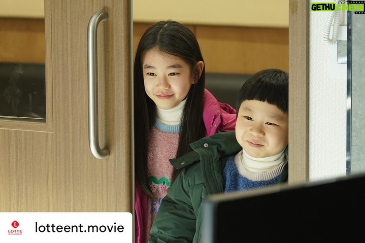 Park So-yi Instagram - Posted @withrepost • @lotteent.movie 아뿔싸💥 넘넘 귀여워서💖 벽을🧱 뿌셔버려따🤛원룸이되어버려따🏠 에서 우주최강뽀짝귀염둥이사랑둥이 역의 #박소이 & #김준 로로남매 인사드립니다🙇♀🙇♂ #스위치 #권상우 #오정세 #이민정 #박소이 #김준 #1월4일대개봉
