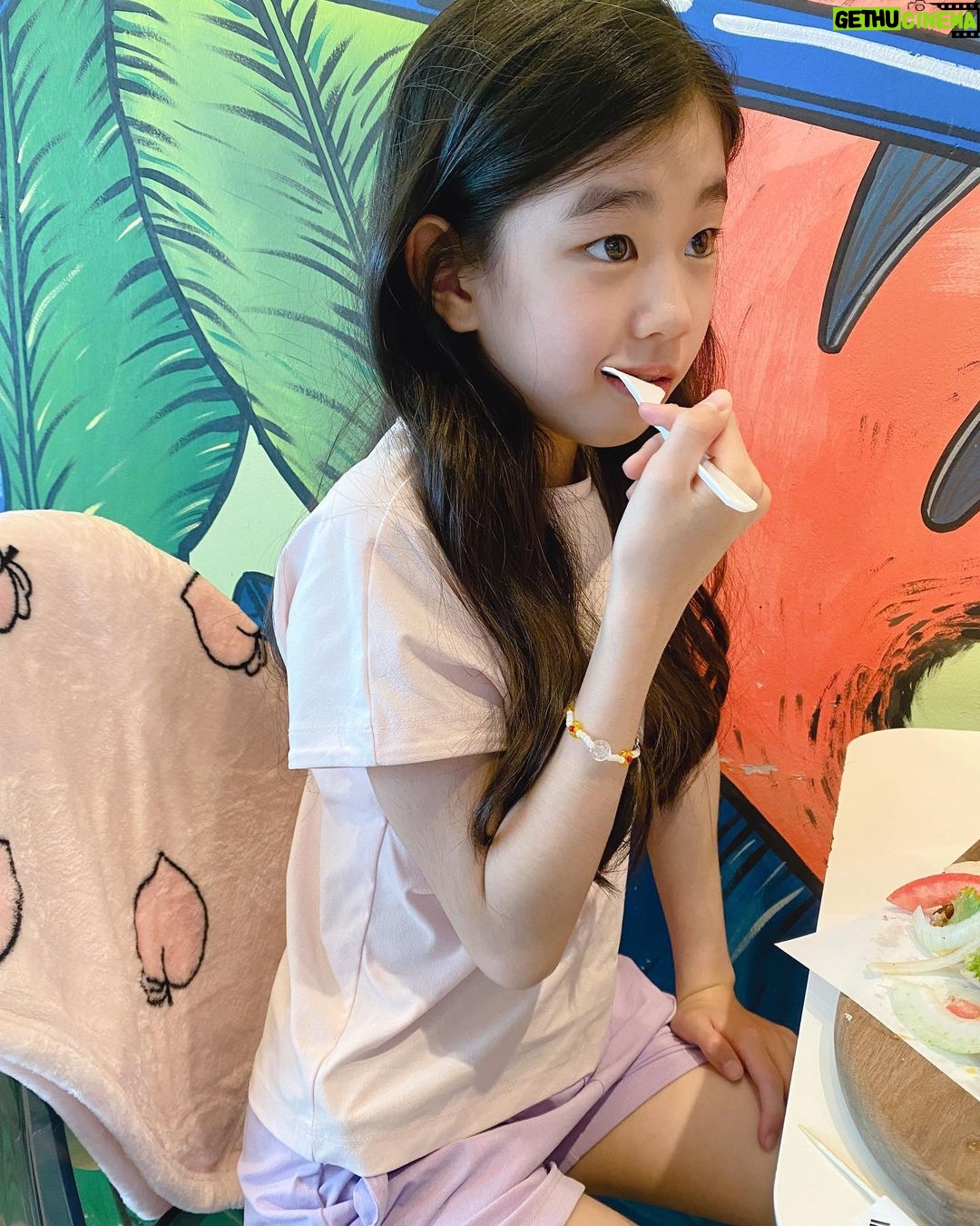 Park So-yi Instagram - #탑텐키즈 #촬영한날 @topten10kids_official @topten10kids_balance #즐거워즐거워 #다리가길어보이는옷