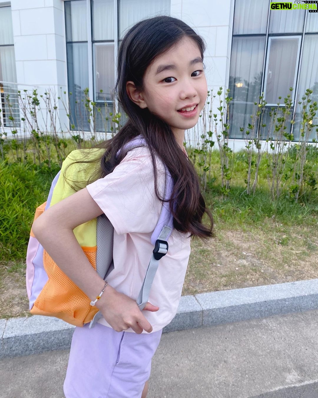 Park So-yi Instagram - #탑텐키즈 #촬영한날 @topten10kids_official @topten10kids_balance #즐거워즐거워 #다리가길어보이는옷
