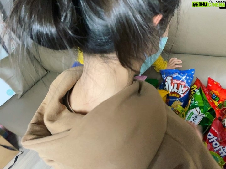Park So-yi Instagram - 매년 감동을 선물해주는 멋진 팬분들 소이가 많이 많이 사랑한대요 !!!!!!! . #소중한사람들 #감사합니다 #제일값진선물들 #❤️❤️❤️👍 #과자보고흥분한소이