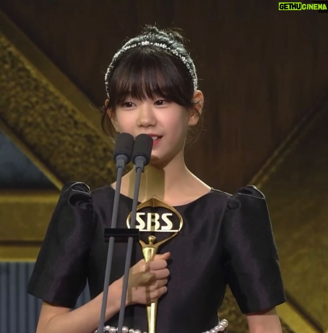Park So-yi Instagram - 감사한 한 해를 보냈습니다. 2024년엔 모두 행복만 가득하셨으면 좋겠습니다 : ) #SBSdramaawards
