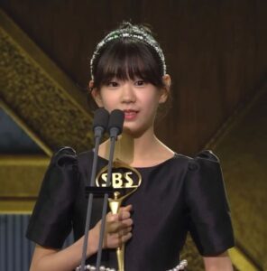Park So-yi Instagram - 감사한 한 해를 보냈습니다. 2024년엔 모두 행복만 가득하셨으면 좋겠습니다 : ) #SBSdramaawards