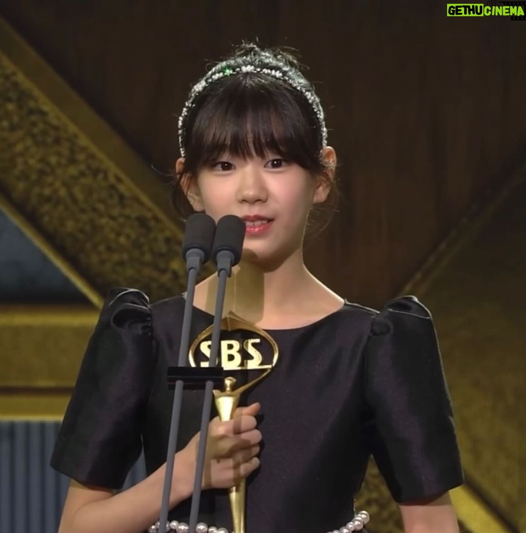 Park So-yi Instagram - 감사한 한 해를 보냈습니다. 2024년엔 모두 행복만 가득하셨으면 좋겠습니다 : ) #SBSdramaawards