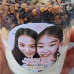 Park So-yi Instagram - 지수언니의 서프라이즈 감동커피차 🥹🥹🥹 정말 감사합니다 !!!! @sooyaaa__ . #지수언니최고👍👍👍 (현수막 들어주신 소프트럭 사장님 감사합니다.)