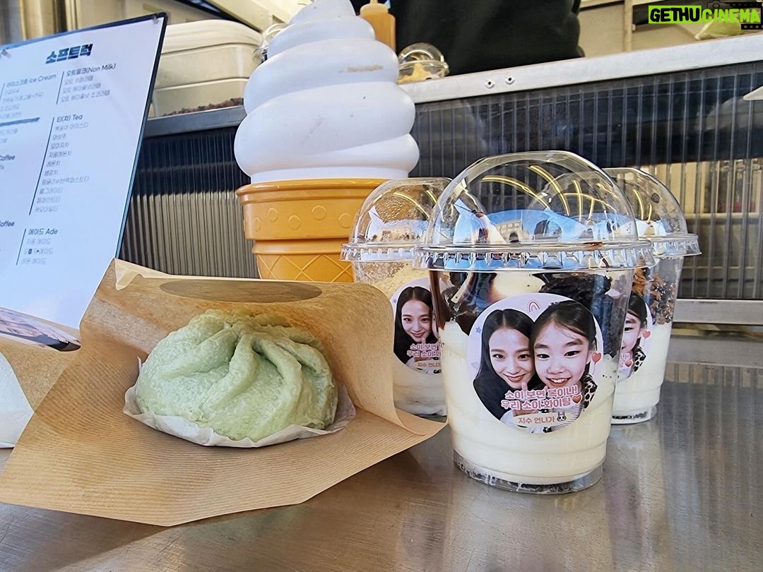 Park So-yi Instagram - 지수언니의 서프라이즈 감동커피차 🥹🥹🥹 정말 감사합니다 !!!! @sooyaaa__ . #지수언니최고👍👍👍 (현수막 들어주신 소프트럭 사장님 감사합니다.)