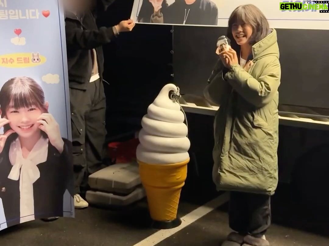 Park So-yi Instagram - 지수언니의 서프라이즈 감동커피차 🥹🥹🥹 정말 감사합니다 !!!! @sooyaaa__ . #지수언니최고👍👍👍 (현수막 들어주신 소프트럭 사장님 감사합니다.)