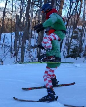 Parkourporpoise Instagram - Would you trust these elf’s to help Santa Claus!? 🤪🎅 With by fello elf @jessyprovencher 
_________________________________________
#viral #Christmas #happy #funny #skiing #crazy #adrenaline #silly #insane #montreal #elfs