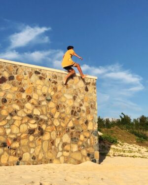 Parkourporpoise Instagram - The Best caption in 24h will win a story reshare!! 🤪

So Leave a comment with you caption! 🙏
__________________________________________
#viral #adrenaline #happy #fun #beach #flip #amazing #sxm #stunts