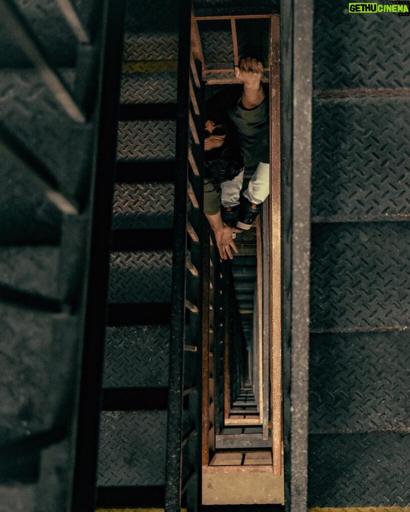 Parkourporpoise Instagram - Inside is as bad! ___________________________________________ #Winter #Content #stairs #photography #parkour #fitness #lighting ##sentit #hanging Montreal, Quebec