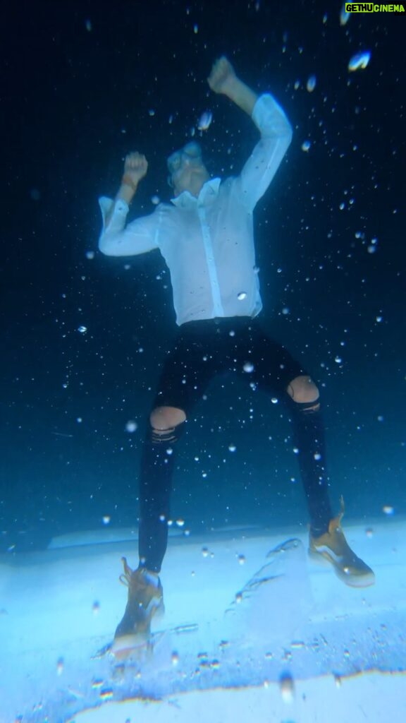 Parkourporpoise Instagram - Underwater frozen dance parties, are pretty cool some might say!🥶🧊🤷 #iceswimming #underwaterphotography #extreme #adrenaline #comedic Montreal, Quebec