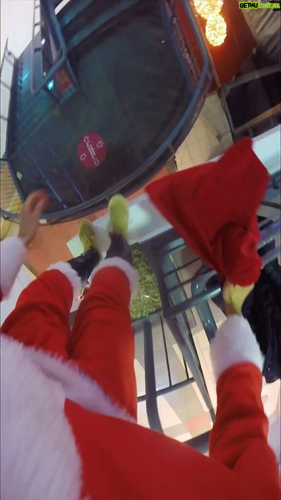Parkourporpoise Instagram - Santa Claus using Parkour in a Montreal mall, canadien winter might even be too cold for Santa Claus Merry Christmas to all of you! 🥲🥲🤗🎅🎁❄️🎄☕️❤️❤️ #SantaClausIsComingToTown #Christmasmorning #shoppingmall #ParkourPov #ChristmasEve #Comedy #actionsports #SaintNicholas #Montreal Centre Eaton de Montréal