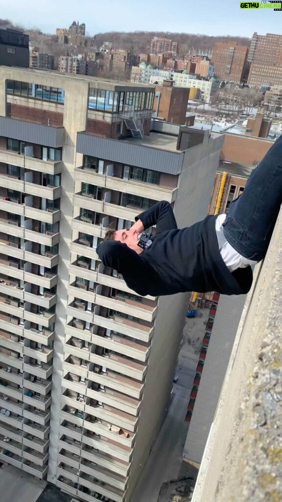 Parkourporpoise Instagram - When you try to do a homework out with no equipment! 😂 🥲🌎❤ #SitUps #Workout #urbanworkout #streetworkout #callisthenics #extreme #Viral #montreal Montreal, Quebec