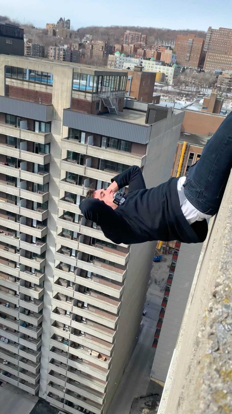 Parkourporpoise Instagram - When you try to do a homework out with no equipment! 😂 🥲🌎❤️ #SitUps #Workout #urbanworkout #streetworkout #callisthenics #extreme #Viral #montreal Montreal, Quebec