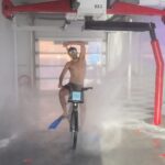 Parkourporpoise Instagram - Getting ready for Monday like! 🚲🚿😂 Happy Monday! Have an absolutely fantastic great day! ❤️ #OffToWork #Citybike #mtl #carwash #comedy #ManInCarWash #bixi #UrbanShower