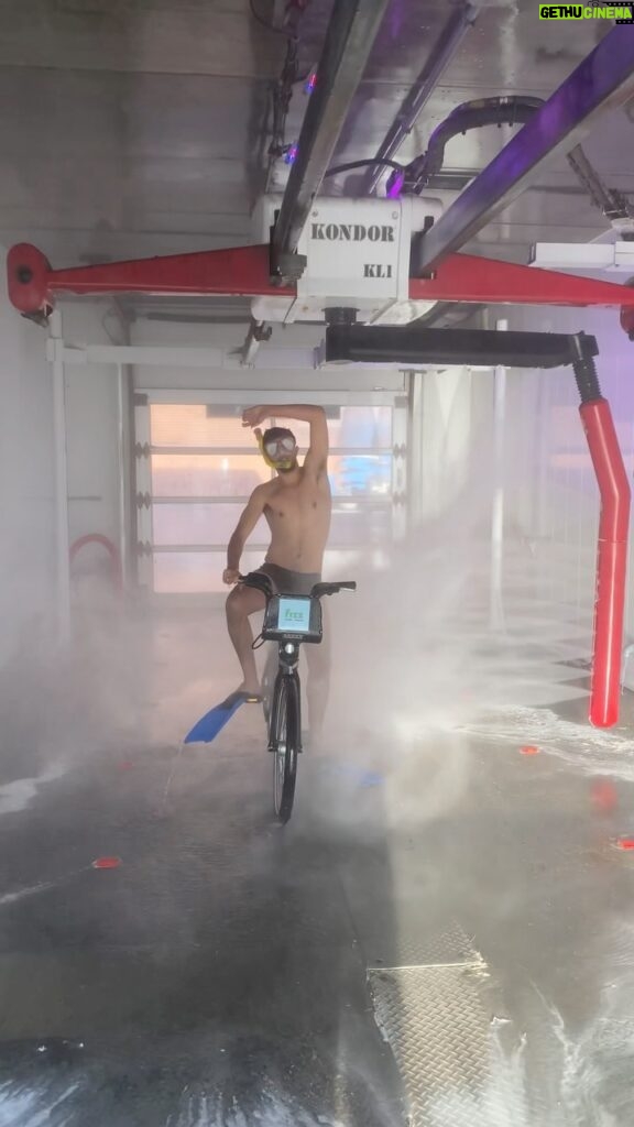 Parkourporpoise Instagram - Getting ready for Monday like! 🚲🚿😂 Happy Monday! Have an absolutely fantastic great day! ❤️ #OffToWork #Citybike #mtl #carwash #comedy #ManInCarWash #bixi #UrbanShower