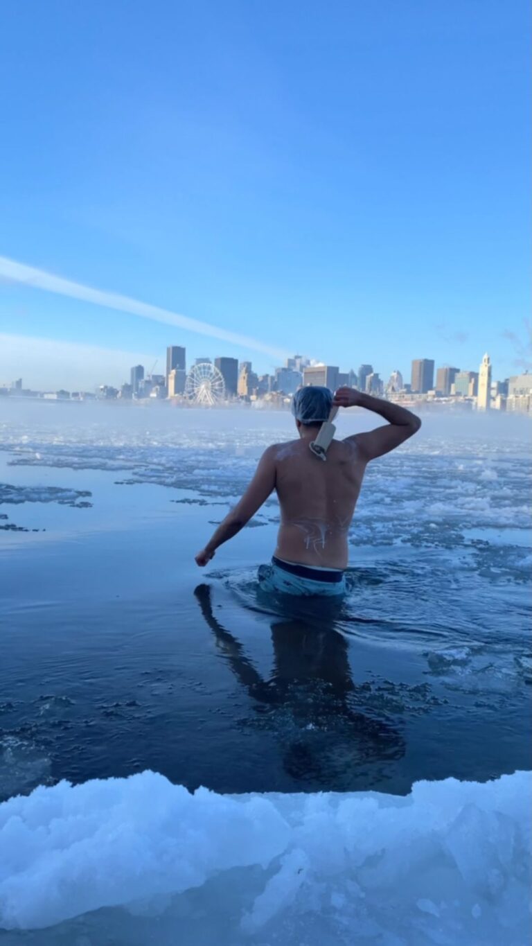Parkourporpoise Instagram - A Canadian bath! 😳🥶 #winterswimming#coldshower #SaintLawrenceriver #canada #canadianmemes #montreal