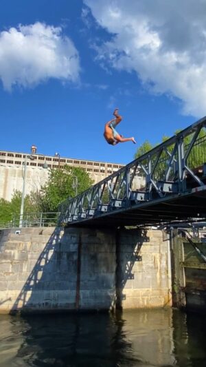 Parkourporpoise Instagram - You guys told me to try it so I did!👌🏻 Should I try it again?🤷‍♂️🤣
#cliffjumping #montreal #tripleflip #adrenaline