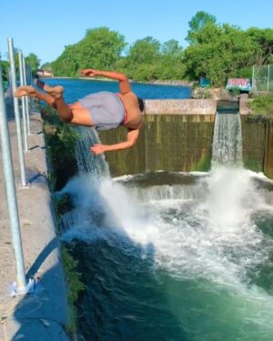 Parkourporpoise Instagram - I believe I can fly!✈️👌🏻
How many flips did I do?🤔 #summer #flips #cliffjumping #adrenaline