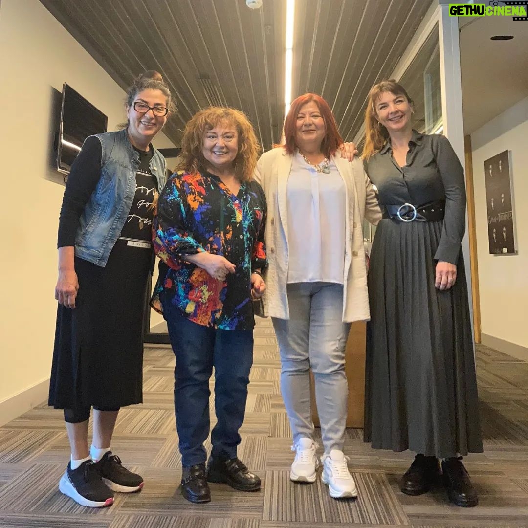 Parla Şenol Instagram - @nilgunkbaba , @dilekgurel63 , @humayguldagworks NTV de karşılaşan dostlar 😀