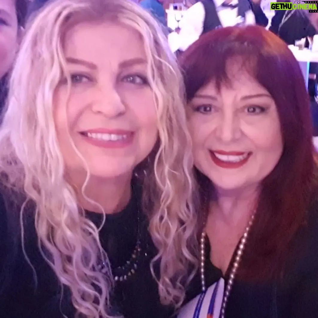 Parla Şenol Instagram - 3-5 yıl önce bir kokteylde. Yeri doldurulamaz bir sanatçı, pek çok yönden değerli kadın, canım @onalfusun ile.