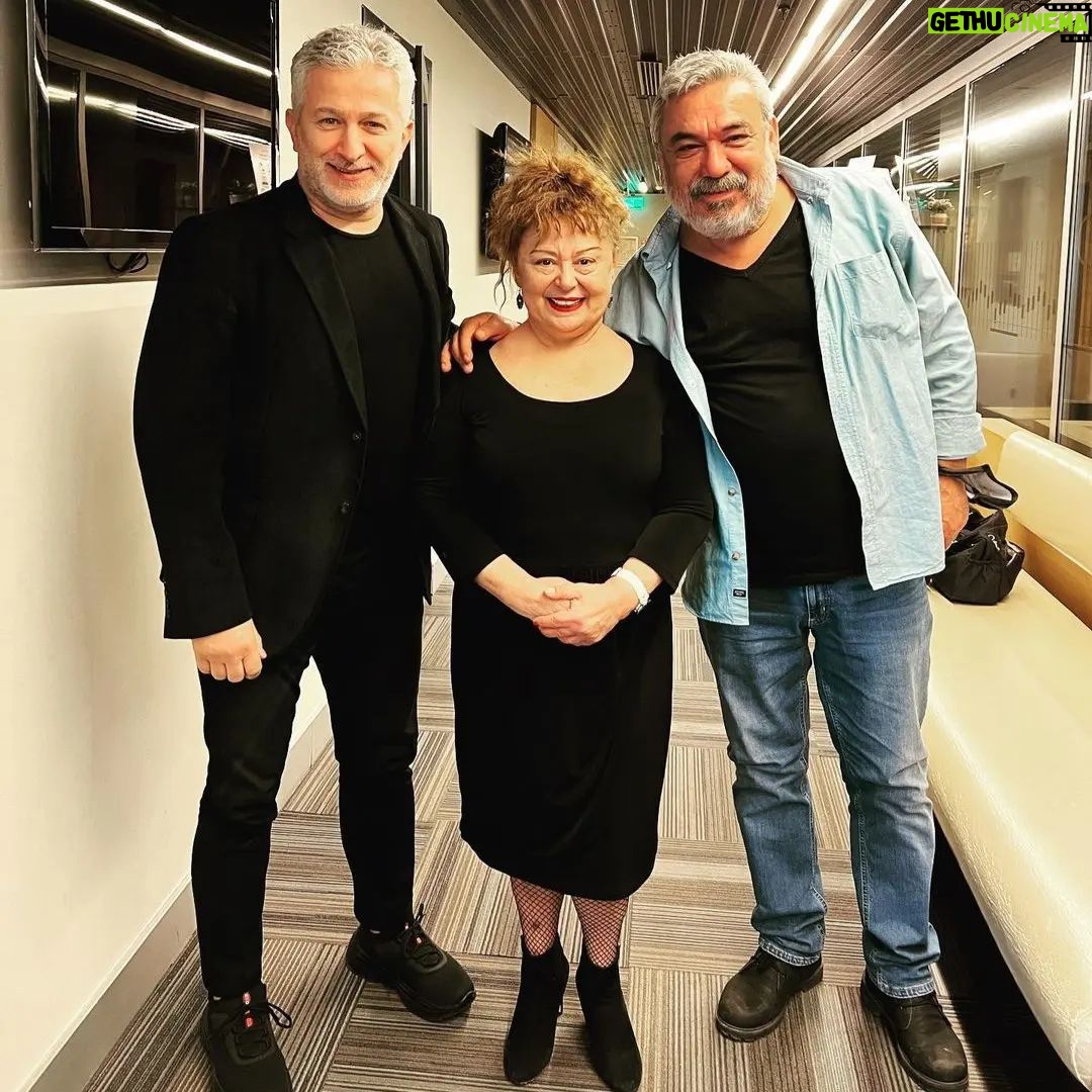 Parla Şenol Instagram - Ntv'de 22 yıllık patronum, kardeşim, arkadaşım @aziz___acar ve değerli meslektaşım, arkadaşım @farukakgoren ile. İki yakışıklının arasında nasıl da gülmüşüm 😉