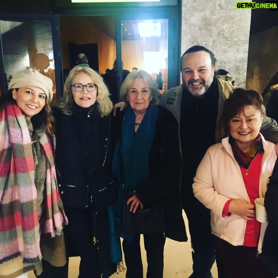 Parla Şenol Instagram - Seslendirdigim @biketilhan in Besim Ömer Akalin Belgeselinin gosteriminde AKM'Yİ idik. Tanımayanlar bir bakmalı bence kimmiş, neler yapmış Besim Ömer... @sunayildizoglu @gulsahelikbank @kivancterzioglu