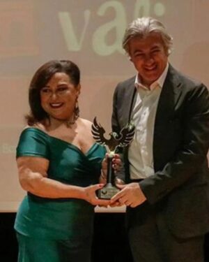 Parla Şenol Instagram - @diyarbakirkff Onur ödülümü Kültür ve Turizm Bakan Yardımcısı Sayın @ahmetmisbah 'dan aldım.
Söyleşiyi Filmsan Vakfı Müdürü canım @kivancterzioglu ile yaptık. 
Festivale davet eden canım oyuncu arkadaşım @ipektuzcuoglu ve organizasyon başkanı @serhat.gonen ile tüm ekibine çok teşekkür ediyorum.