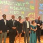 Parla Şenol Instagram – @diyarbakirkff Onur ödülümü Kültür ve Turizm Bakan Yardımcısı Sayın @ahmetmisbah ‘dan aldım.
Söyleşiyi Filmsan Vakfı Müdürü canım @kivancterzioglu ile yaptık.
Festivale davet eden canım oyuncu arkadaşım @ipektuzcuoglu ve organizasyon başkanı @serhat.gonen ile tüm ekibine çok teşekkür ediyorum.
