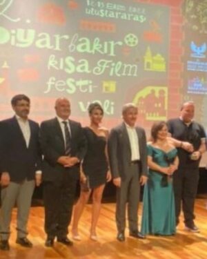 Parla Şenol Instagram - @diyarbakirkff Onur ödülümü Kültür ve Turizm Bakan Yardımcısı Sayın @ahmetmisbah 'dan aldım.
Söyleşiyi Filmsan Vakfı Müdürü canım @kivancterzioglu ile yaptık. 
Festivale davet eden canım oyuncu arkadaşım @ipektuzcuoglu ve organizasyon başkanı @serhat.gonen ile tüm ekibine çok teşekkür ediyorum.