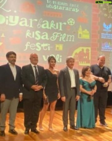 Parla Şenol - 4K Likes - @diyarbakirkff Onur ödülümü Kültür ve Turizm Bakan Yardımcısı Sayın @ahmetmisbah 'dan aldım.
Söyleşiyi Filmsan Vakfı Müdürü canım @kivancterzioglu ile yaptık.
Festivale davet eden canım oyuncu arkadaşım @ipektuzcuoglu ve organizasyon başkanı @serhat.gonen ile tüm ekibine çok teşekkür ediyorum.